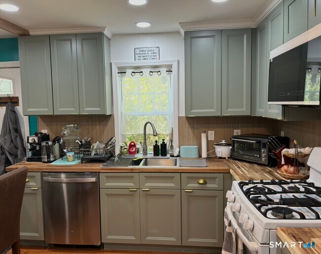 Building Photo - 16 Flak Ln