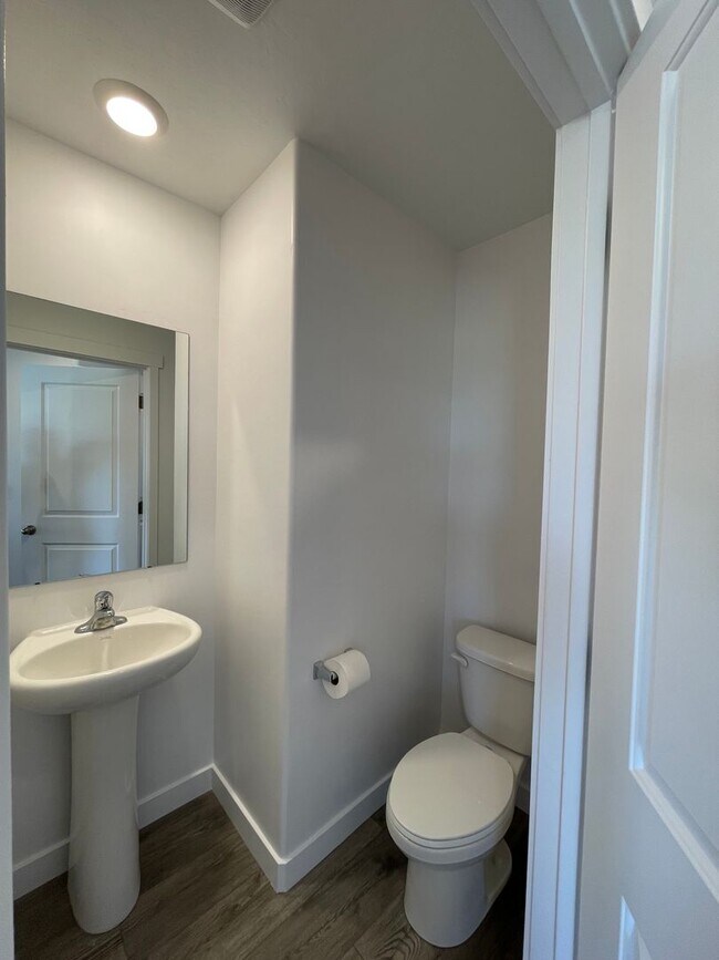 Building Photo - 3-Bedroom Townhome in Santaquin!