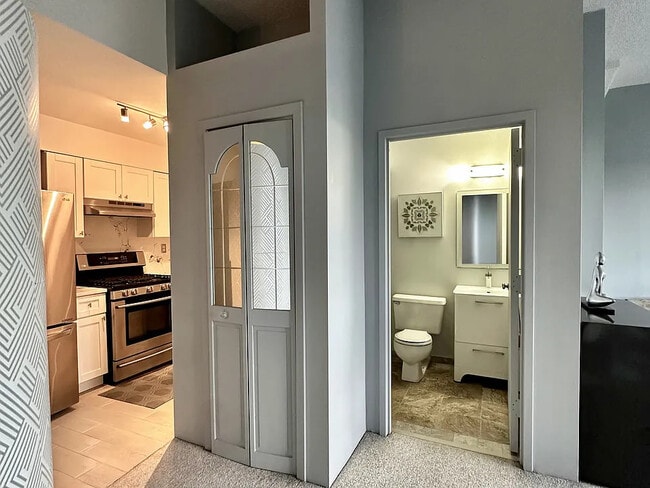 Building Photo - 10 Bay Street Landing