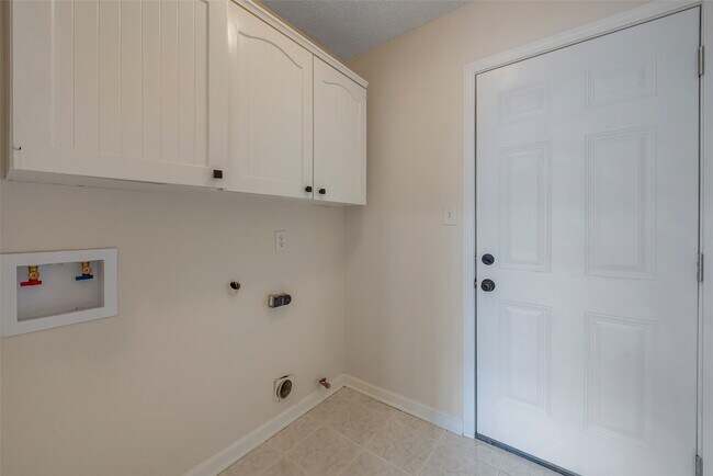 Building Photo - 730 Seamaster Dr