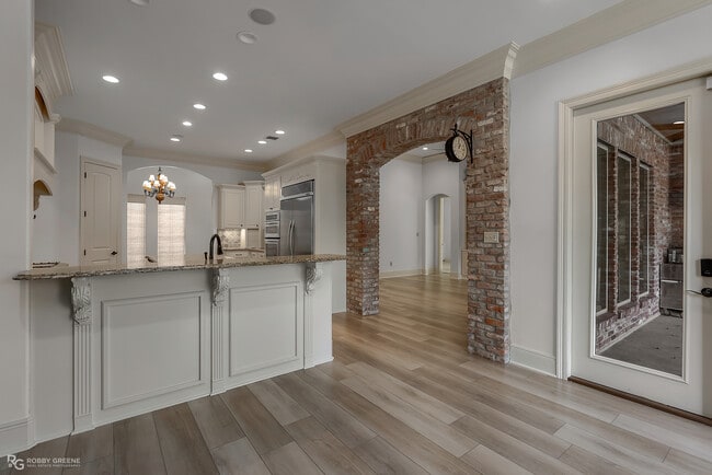 Building Photo - 322 Paris Pl