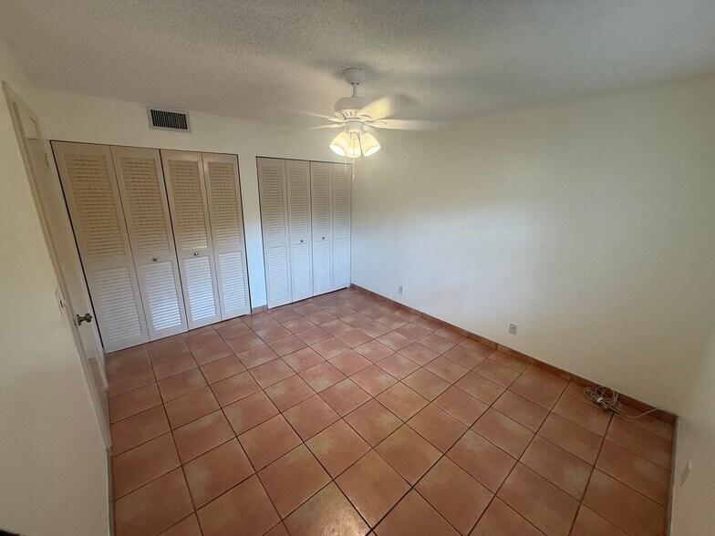 Building Photo - 6075 N Sabal Palm Blvd