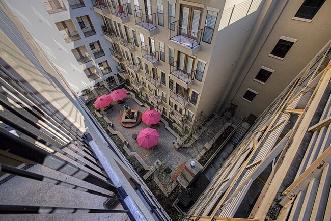 Building Photo - Penthouse-level 1 bed / 1 bath Condo at Bristol on Broadway
