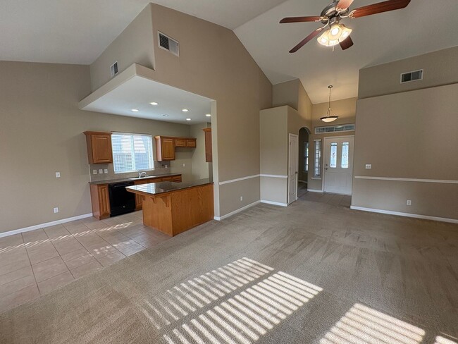 Building Photo - Spacious Tulare Home Available Now!