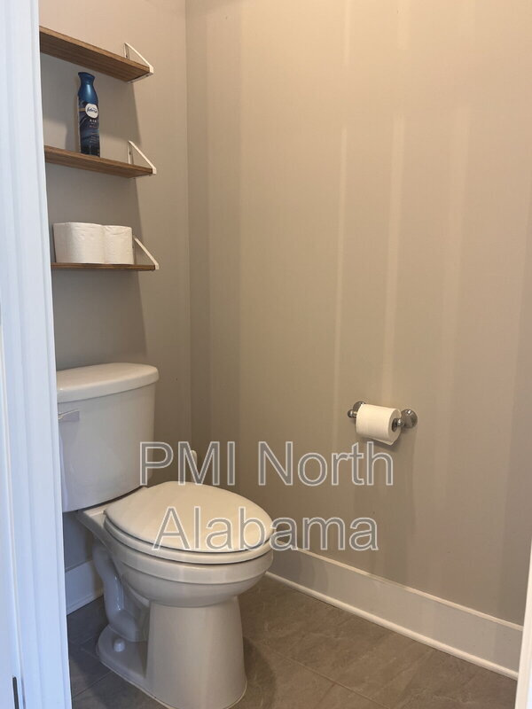 Building Photo - 14741 Greenleaf Dr