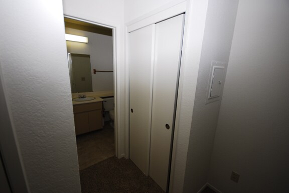 Building Photo - REDUCED - 1 bedroom 1 bath unit.