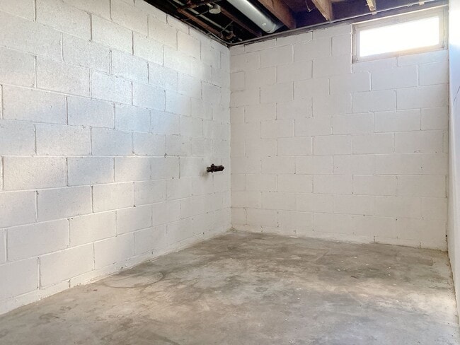 Building Photo - 1/2 OFF FIRST MONTH'S RENT SPECIAL On Upda...