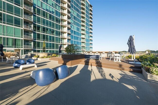 Building Photo - 943 Peachtree St NE