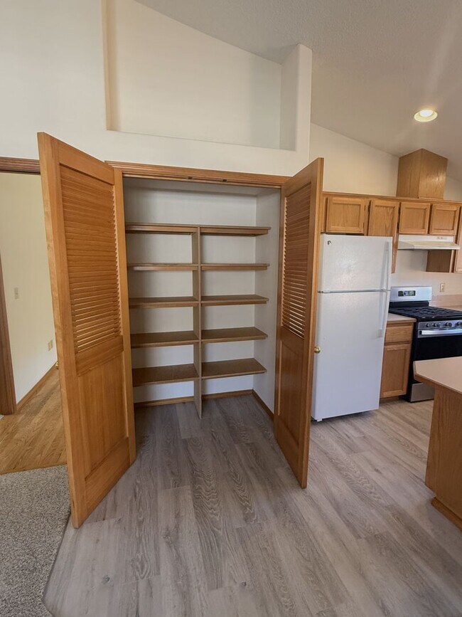 Building Photo - Updated 3B/2Ba Ranch in Five Corners!