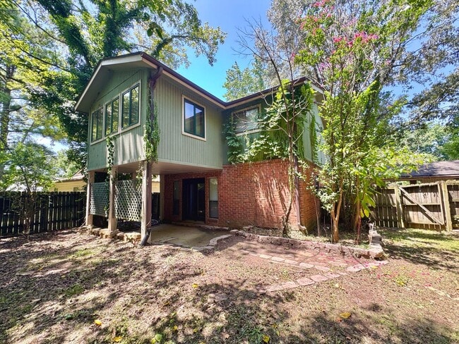 Building Photo - 4 Bedroom/ 2.5 Bathroom Home in Tanglewood...