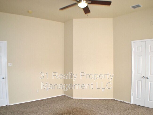 Building Photo - 1013 Clear Creek Dr