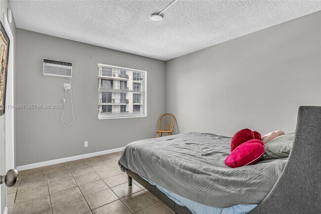 Building Photo - 200 S Birch Rd