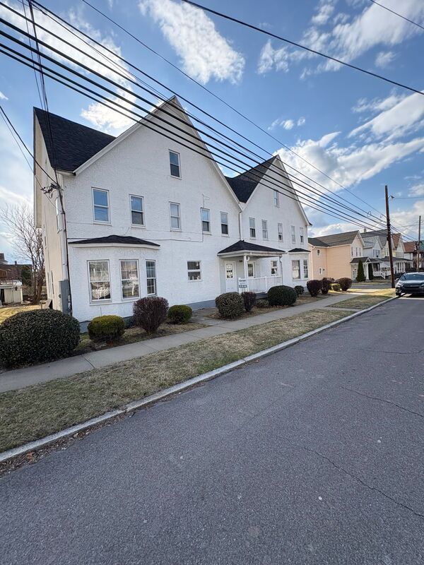 Building Photo - 746-748 River Street