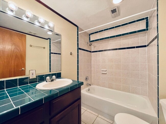 Building Photo - Massive House with Elegant Finishes in Madison Valley!