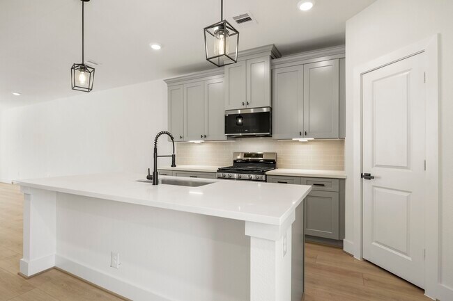 Building Photo - 6330 Del Rio St