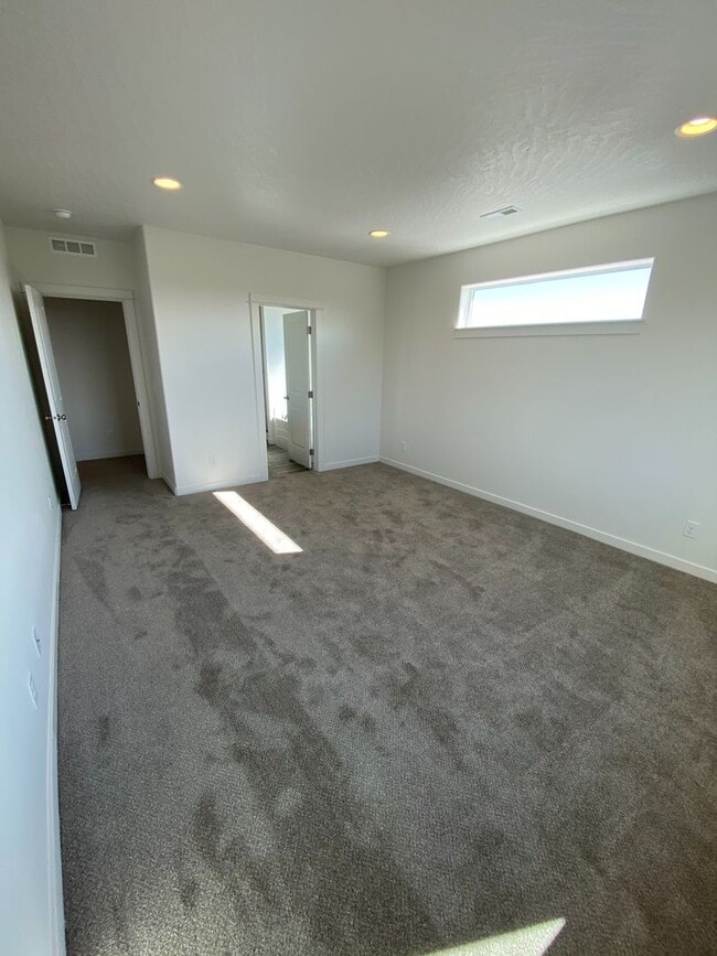 Building Photo - SINGLE FAMILY RANCHER ON ARROW LEAF (APP#146)