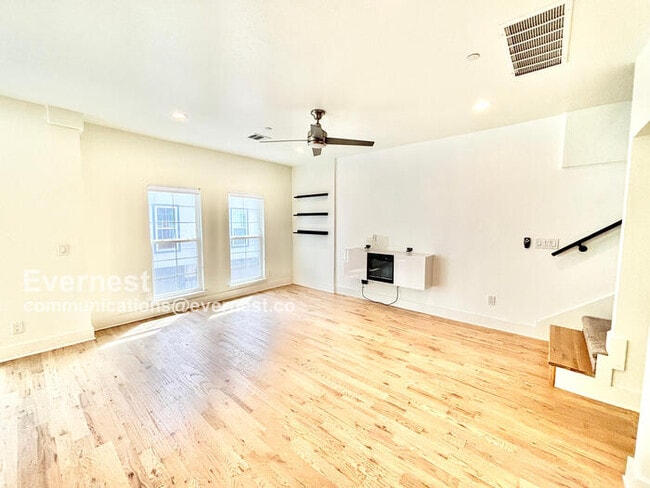 Building Photo - 2318 Stutz Dr
