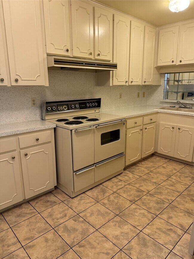 Building Photo - 7933 Woodway Dr