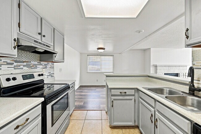 Building Photo - $2,395.95 - 2 Bed, 2.5 Bath Garden Unit in Aurora with Central AC and In Unit Laundry!