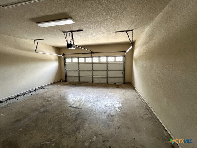 Building Photo - 685 Creekside Cir