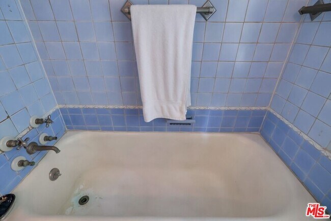 Building Photo - 642 S Bronson Ave