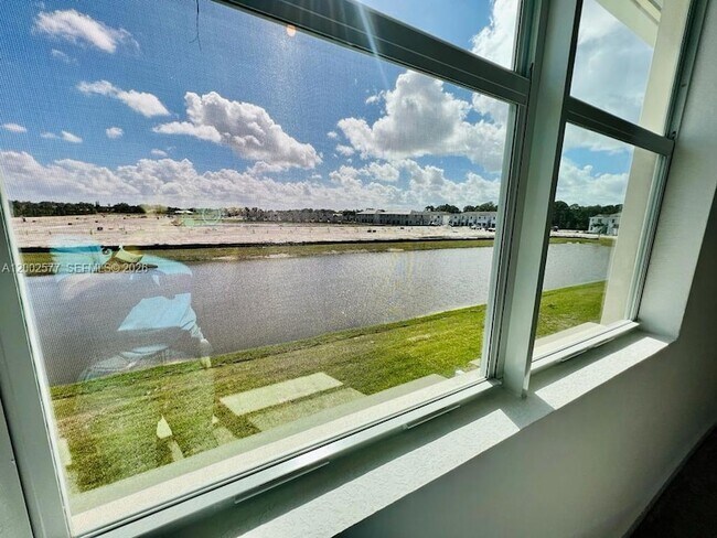 Building Photo - 212 SE Woodbark St