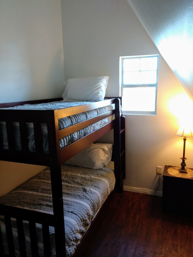 2nd bedroom - 4633 S Wilson Blvd