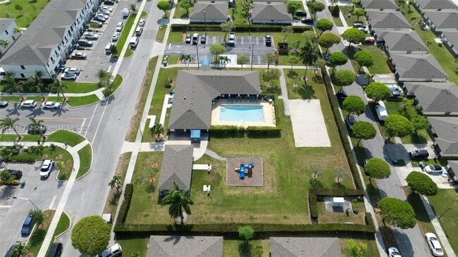 Building Photo - 1137 SW 7th Ct