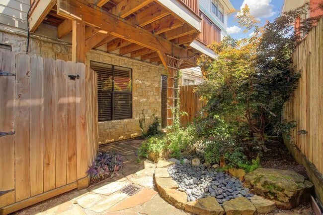 Building Photo - 1333 Fairview St