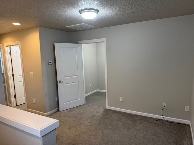 Building Photo - Amazing 3 bedroom home