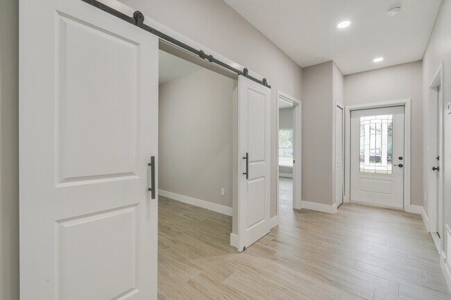 Building Photo - 1388 NW Charlie Green Dr