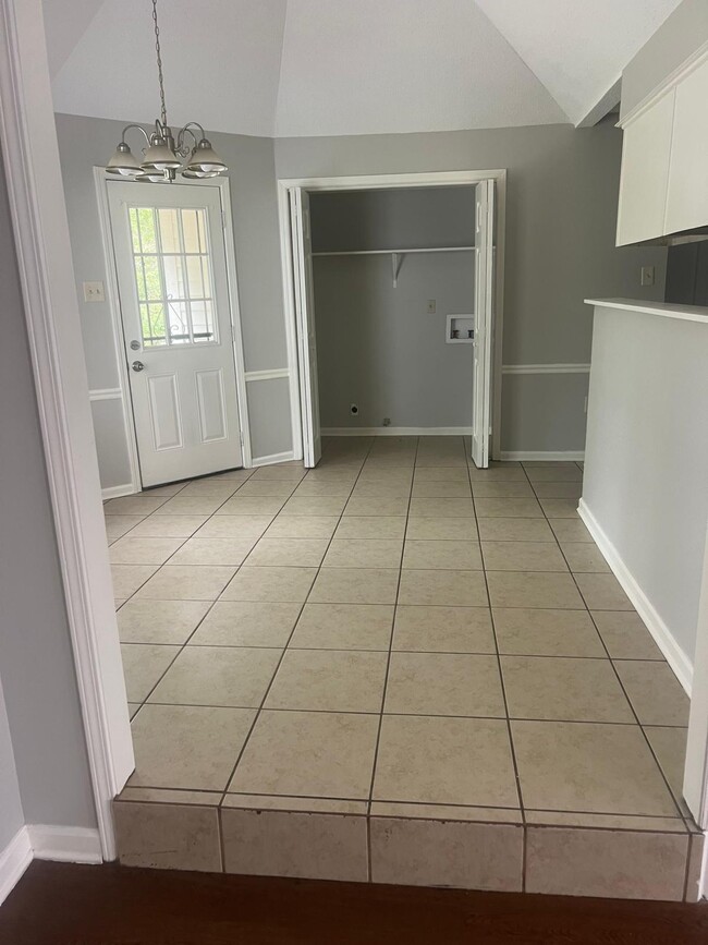 Building Photo - 4894 Northdale Dr