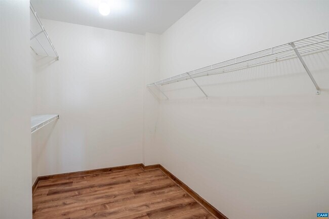 Building Photo - 1055 Weybridge Ct