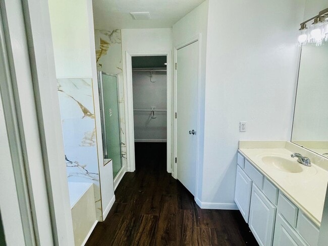 Building Photo - 17002 Summer Hollow Dr