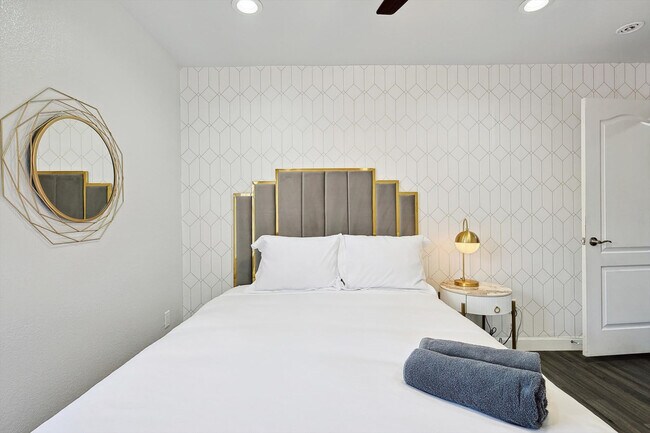 Building Photo - 521 E Robin Ct