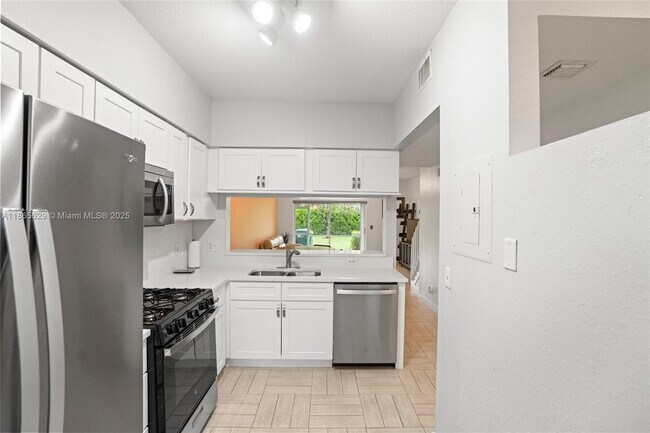 Building Photo - 8031 Sanibel Dr