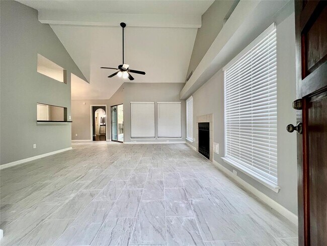 Building Photo - 15543 Scenic Haven Dr