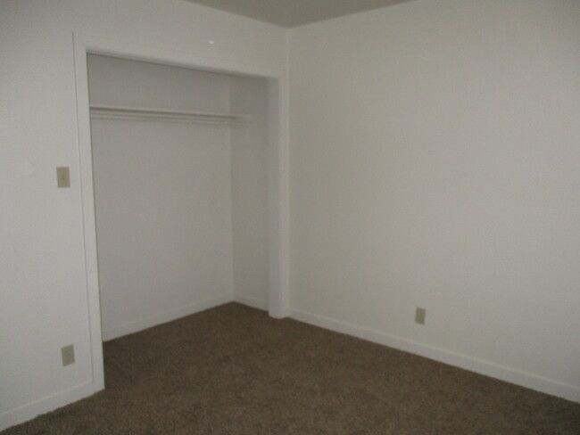 Building Photo - 1 Bedroom with home like setting and laund...