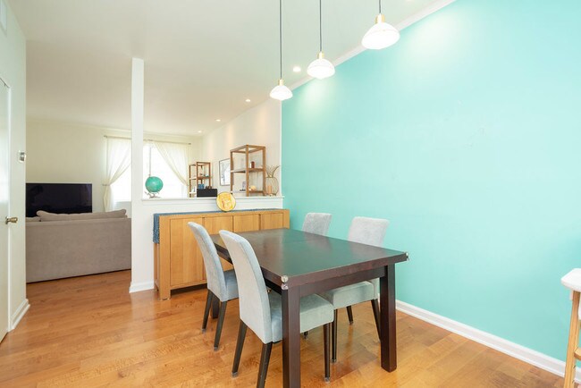 Building Photo - 1049 16th St