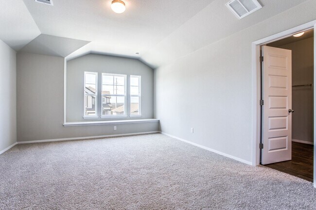 Building Photo - Newer cottage home in Cloverleaf community...