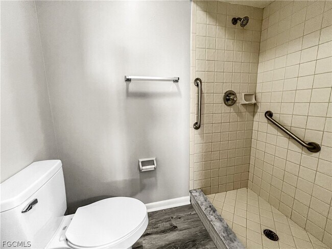 Building Photo - 4530 SW 10th Ave