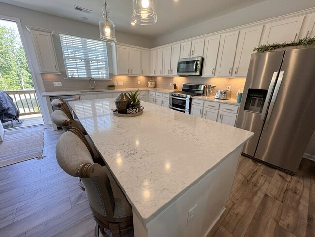 Building Photo - Fully Furnished Water front Community