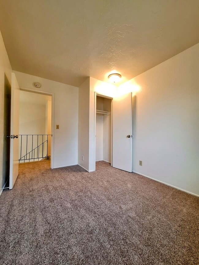 Building Photo - Refurbished 3bd Townhouse Style Apartment