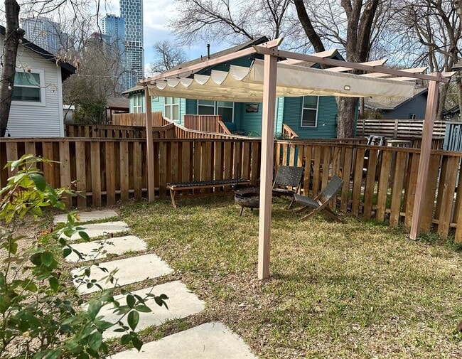 Building Photo - 66 1/2 Navasota St