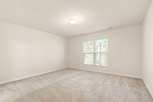 Building Photo - Elegant Townhome Near Southpoint Mall!