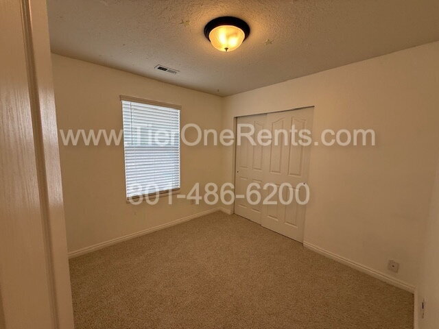 Building Photo - NO DEPOSIT option available for qualified ...