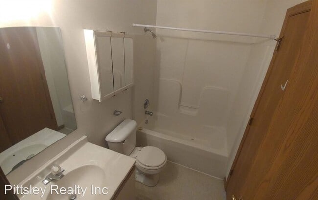 Building Photo - 3 br, 3 bath Apartment - 1107 Regent Drive