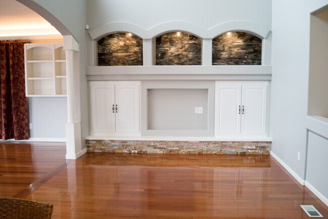 Building Photo - Evolve Real Estate: Available Immediately 3 Bedroom on a Huge Lot Facing Open Space! No Pets.