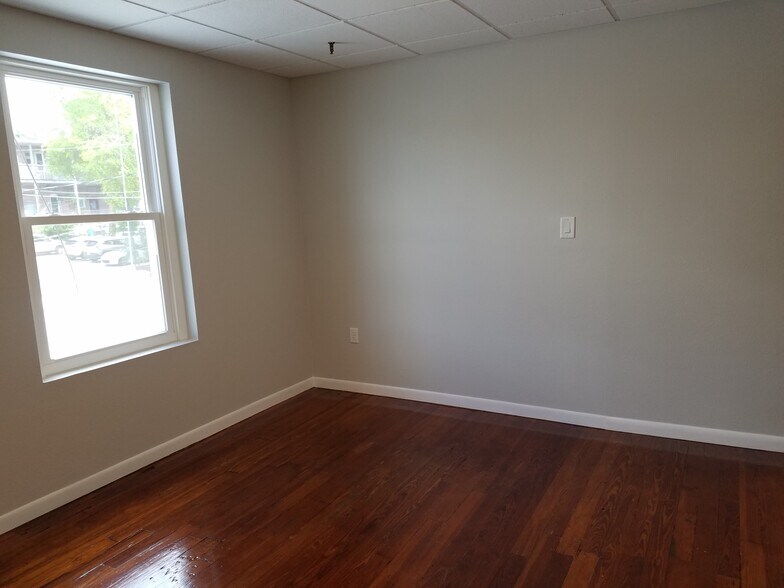 Building Photo - 115 E 4th Ave