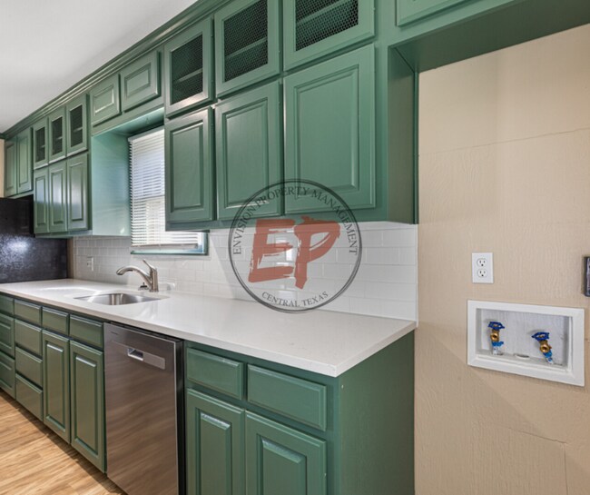 Building Photo - 817 Lawrence Dr